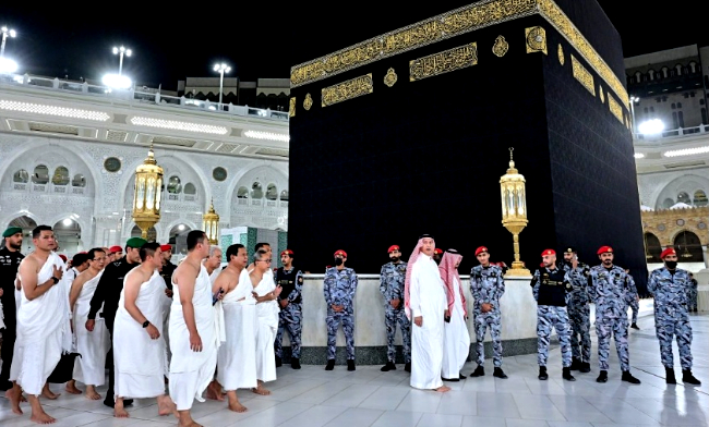 Prabowo Umrah, Salat di Dalam Ka'bah dan Cium Hajar Aswad dalam kunjungan kenegaraan ke Arab Saudi bersama beberapa menteri