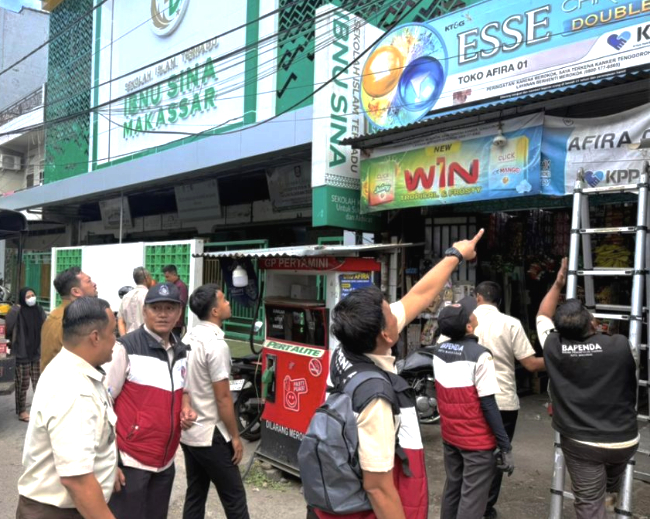 Pemkot Makassar Bongkar Sejumlah Reklame yang tidak memiliki izin, melanggar aturan dan tidak membayar pajak