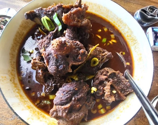 Bagi penggemar kuliner bisa mencoba sensasi Kuliner Bandar Kuda Pettarani Makassar. Salah satu kuliner khas Makassar