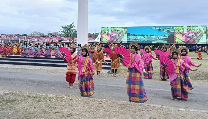 Bupati Sinjai Menari Pada Upacara Penurunan Bendera