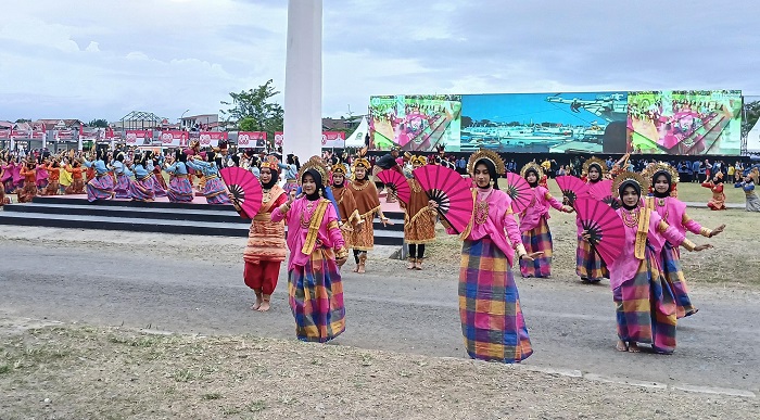 Bupati Sinjai menari pada upacara penurunan bendera sebagai rangkaian Peringatan HUT ke-80 Kemerdekaan RI, Minggu (17/8/2025) sore.