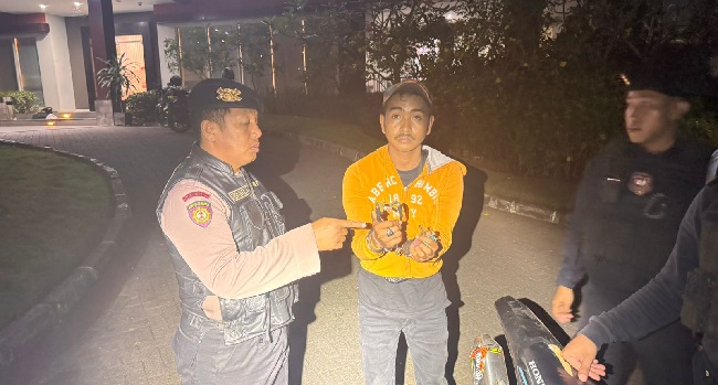 Patroli presisi Polres Gowa tangkap pemuda bersenjata busur, Senin (11/8/2025) malam di jalan Inspeksi kanal Tun Abdul Razak Sombaopu