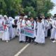 Ratusan warga melakukan aksi damai Peduli Palestina di CFD Sinjai, Minggu (24/8/2025). Aksi berlangsung di Lapangan Nasional Sinjai