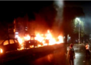 Rusuh Dini Hari, Massa Bakar 8 Mobil dan Pos Polisi