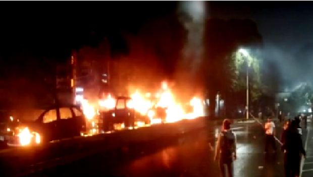 Rusuh Dini Hari, Massa Bakar 8 Mobil dan Pos Polisi di depan Mako Brimob Polda Metro Jaya, Jakarta Pusat Jumat dini hari