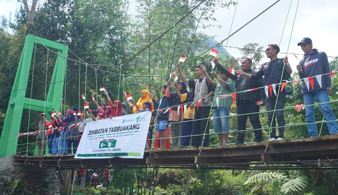 Dompet Dhuafa Bangun kembali jembatan gantung Tabbuakang Gowa yang menghubungkan ratusan KK di pelosok daerah tersebut.