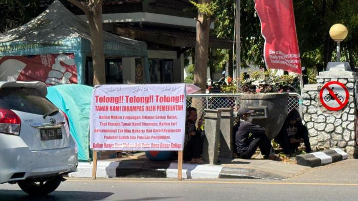 Warga berkemah di depan Balai Kota Makassar Jl Ahmad Yani, Senin (4/8/2025) siang, menuntut Pemerintah Kota Makassar bayar ganti rugi