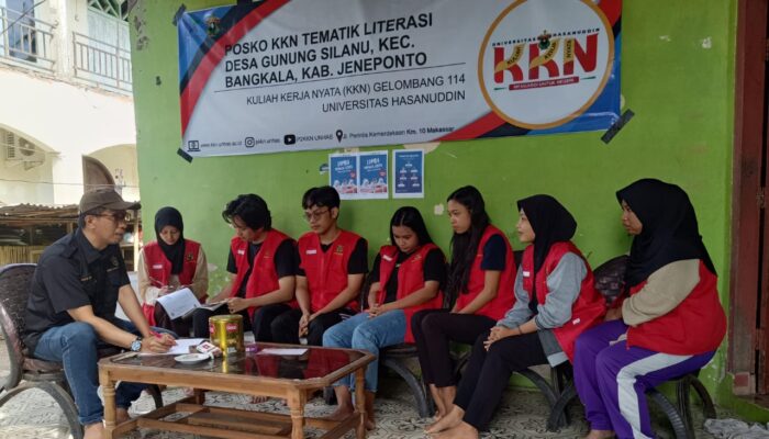 Dosen Pendamping KKN Unhas Kunjungi Desa Gunung Silanu, Dorong Literasi dan Serahkan Buku