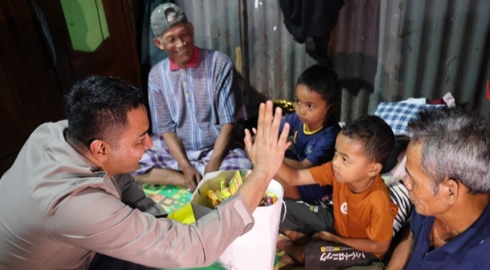 Kapolres Gowa sambangi bocah pemungut sisamakanan tamu undangan perayaan HUT ke-80 Kemerdekaan RI di Lapangan Hasanuddin