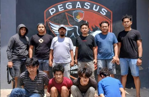 Polres Jeneponto bekuk pelempar mobil yang meresahkan masyarakat. Polisi menangkap mereka di tiga tempat berbeda.