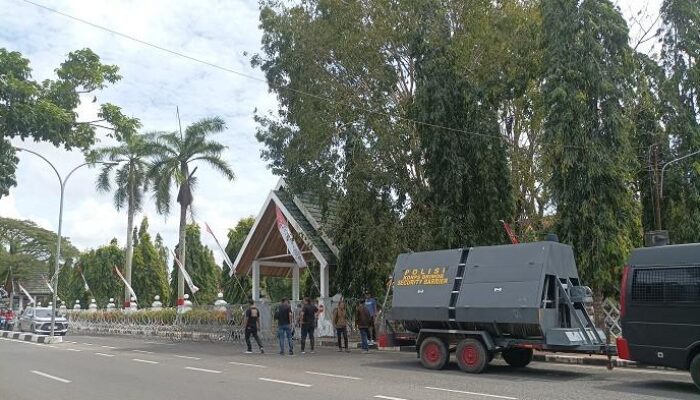 Warga Kepung Kantor Bupati Bone
