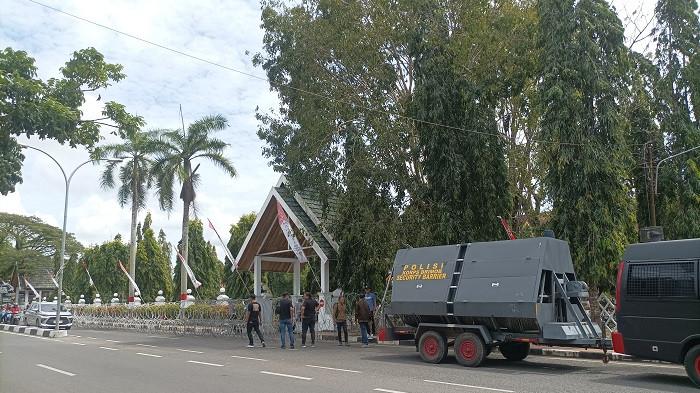 Sekitar 2000-an warga kepung Kantor Bupati Bone di Jl Jenderal Ahmad Yani, Kota Watampone, Selasa (19/8/2025).