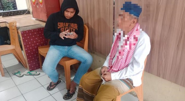 Reskrim Polres Sinjai periksa guru mengaji terkait kasus dugaan pelecehan anak di bawah umur. Saat ini terduga ditahan di Mapolres Sinjai