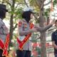 Jajaran Polwan Polres Gowa lakukan teguran humanis terhadap pengemudi mobil penumpang yang kerap parkir di bahu jalan