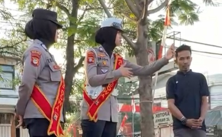 Jajaran Polwan Polres Gowa lakukan teguran humanis terhadap pengemudi mobil penumpang yang kerap parkir di bahu jalan