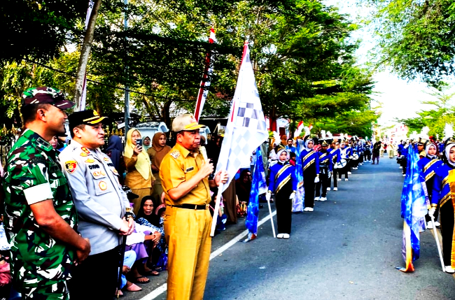 Gerak Jalan di Selayar: Serobot Drum Band, Peserta dari 2 OPD Disanksi dengan melakukan push up, berjemur dan lari jongkok
