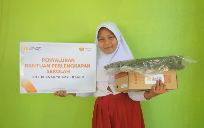 Rumah Zakat Sulsel Kolaborasi Tigalapan Indonesia salurkan perlengkapan sekolah untuk anak-anak di pelosok Maros.