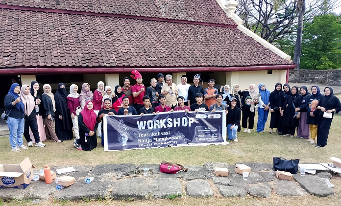 Matahari sudah condong ke barat, ketika panitia Workshop Teaterikalisasi Sanja Mangkasara, menyilakan peserta dan pemateri memasuki ruangan.