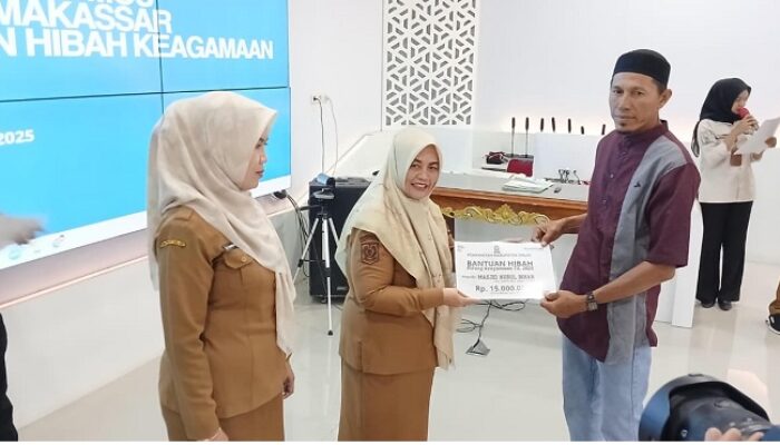 Bupati Sinjai Ratnawati Arif Serahkan Hibah Keagamaan