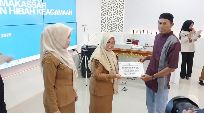 Bupati Sinjai Ratnawati Arif serahkan hibah keagamaan untuk memastikan program unggulan di bidang keagamaan terus berlanjut