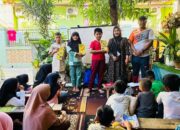 Anak Binaan K-Apel Dapat Hadiah Dari Lurah Parang Tambung