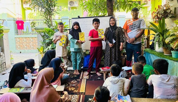 Anak Binaan K-Apel Dapat Hadiah Dari Lurah Parang Tambung