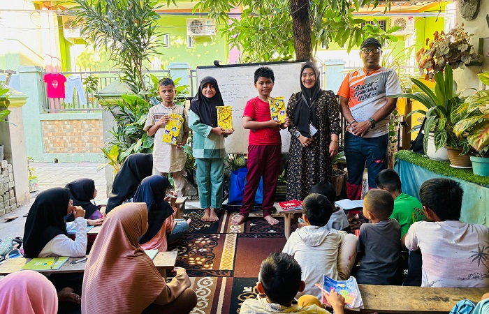 Anak binaan K-Apel dapat hadiah dari Lurah Parang Tambung, Andi Anugerah Tenri Esa, khususnya kepada juara lomba baca UUD 1945