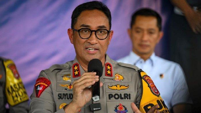 Dua Perwira Polri sandang bintang tiga atau Komisaris Jenderal (Komjen) yakni ; Komjen Dedi Praseyo dan Komjen Syahardiantono.