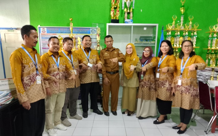 Shadowing hari ke-4 ke sekolah, peserta Pelatihan BCKS jadi pembina apel di SMPN 4 Makassar, Senin (8/9/2025).