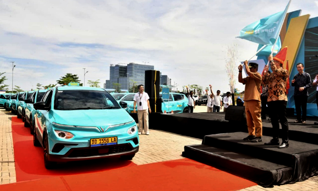 Taksi Listrik Resmi Beroperasi di Makassar setelah pengresmian oleh Gubernur Sulawesi Selatan, Andi Sudirman Sulaiman