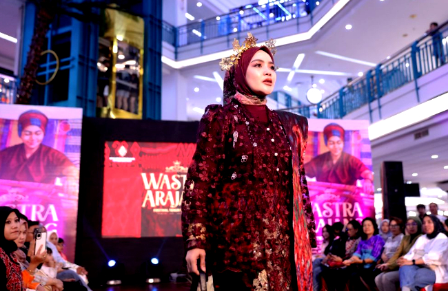 Tenun Lontara dan Tenun Bombang di Wastra Arajang 2025 yang dilaksanakan di Makassar selama empat hari berakhir Minggu 14 September 2025