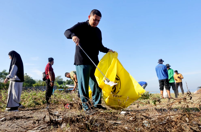 Peringati WCD di Makassar, Pemkot Bersihkan Pantai bersama jajaran membersihkan Pantai Biru ke Tanjung Bunga