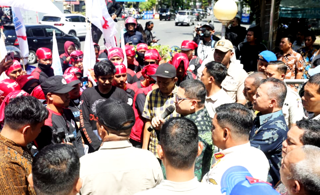 Serikat Pekerja Metal Aksi di Balai Kota, Ini Tuntutan Mereka yaitu menuntut kemaikan Upah Minimum Kota mempertimbangkan inflasi
