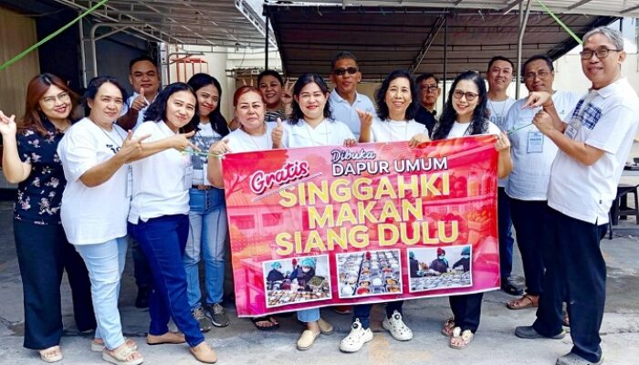 Jemaat Gereja Isa Almasih Makassar Bagikan Makanan Gratis