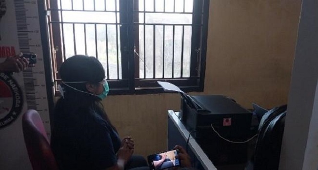 Polisi Bulukumba tangkap IRT (Ibu Rumah Tangga) di teras Alfamart Jl Sam Ratulangi Bulukumba, gegara membawa sabu