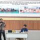 Kadisdik Sinjai Jadi Narasumber Di BBPMP Sulsel MAKASSARCHANNEL, MAKASSAR - Kadisdik Sinjai jadi narasumber Di BBPMP Sulsel pada kegiatan Pengembangan Strategi Penuntasan Wajib Belajar dengan Pendekatan Asimetris. Kegiatan tersebut berlangsung di Aula Sipurio, Balai Besar Penjaminan Mutu Pendidikan (BBPMP) Sulsel, Jl AP Petta Rani, Makassar, Selasa (30/9/2025). Kadisdik Sinjai Irwan Suaib, menjadi nara sumber acara yang diikuti oleh perwakilan Dinas Pendidikan, Bappeda, Dinas Pemberdayaan Masyarakat dari 24 kabupaten/kota se-Sulsel. Tasikolasi Di momen itu Irwan Suaib memaparkan praktik baik penanganan Anak Tidak Sekolah (ATS) melalui inovasi Tasikolasi (Ayo Sekolah Lagi). Ia menjelaskan latar belakang lahirnya inovasi ini, langkah-langkah yang dilakukan, hingga strategi kolaboratif untuk menekan angka ATS di Kabupaten Sinjai. “Ikhtiar penanganan ATS di Sinjai kami lakukan melalui program orang tua angkat dan tutor bali bolae,” kata Irwan. Pendataan berbasis aplikasi Tasikolasi menurut Irwan, melibatkan 452 tenaga pendidik non ASN yang sebelumnya telah dibekali melalui workshop pendataan ATS. Sinergi Lintas Sektor Kadisdik juga menguraikan tantangan yang dihadapi, mulai dari pola pikir masyarakat, faktor ekonomi, hingga kondisi geografis. Namun, berkat sinergi lintas sektor menjadi peluang besar mempercepat identifikasi, verifikasi, dan pemantauan ATS agar lebih efisien dan efektif. Lebih lanjut, Irwan memaparkan tindak lanjut penanganan ATS di Sinjai, di antaranya program 1 guru dengan 2 anak angkat ATS. Pendataan dan pendaftaran terpusat di kecamatan, hingga pola pendampingan melalui PKBM dengan konsep 1 tutor untuk 2 peserta didik. Kolaborasi itu melibatkan juga forum guru PPPK, pemerintah desa/ kelurahan, organisasi kepemudaan, Baznas, aparat kepolisian. Hingga lintas sektor dari cabang dinas pendidikan wilayah V, Kementerian Agama, Bappeda, dan Dinas PMD. Partisipasi Semua Pihak Selain itu, Dinas Pendidikan Sinjai juga melakukan sosialisasi Tasikolasi melalui radio, memberikan penghargaan bagi desa tuntas ATS. Seperti Desa Saotengah yang berhasil meraih predikat Zero ATS, serta apresiasi bagi orang tua angkat dan tutor bali bolae. “Partisipasi semua pihak sangat penting, termasuk peran orang tua angkat yang terus mengawal anak angkat ATS dalam belajar. Sinergi inilah yang menjadi kunci keberhasilan kami,” tutup Kadisdik. (ran)