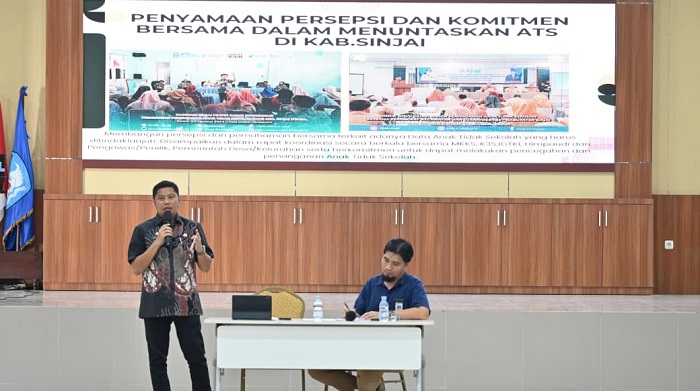 Kadisdik Sinjai Jadi Narasumber Di BBPMP Sulsel MAKASSARCHANNEL, MAKASSAR - Kadisdik Sinjai jadi narasumber Di BBPMP Sulsel pada kegiatan Pengembangan Strategi Penuntasan Wajib Belajar dengan Pendekatan Asimetris. Kegiatan tersebut berlangsung di Aula Sipurio, Balai Besar Penjaminan Mutu Pendidikan (BBPMP) Sulsel, Jl AP Petta Rani, Makassar, Selasa (30/9/2025). Kadisdik Sinjai Irwan Suaib, menjadi nara sumber acara yang diikuti oleh perwakilan Dinas Pendidikan, Bappeda, Dinas Pemberdayaan Masyarakat dari 24 kabupaten/kota se-Sulsel. Tasikolasi Di momen itu Irwan Suaib memaparkan praktik baik penanganan Anak Tidak Sekolah (ATS) melalui inovasi Tasikolasi (Ayo Sekolah Lagi). Ia menjelaskan latar belakang lahirnya inovasi ini, langkah-langkah yang dilakukan, hingga strategi kolaboratif untuk menekan angka ATS di Kabupaten Sinjai. “Ikhtiar penanganan ATS di Sinjai kami lakukan melalui program orang tua angkat dan tutor bali bolae,” kata Irwan. Pendataan berbasis aplikasi Tasikolasi menurut Irwan, melibatkan 452 tenaga pendidik non ASN yang sebelumnya telah dibekali melalui workshop pendataan ATS. Sinergi Lintas Sektor Kadisdik juga menguraikan tantangan yang dihadapi, mulai dari pola pikir masyarakat, faktor ekonomi, hingga kondisi geografis. Namun, berkat sinergi lintas sektor menjadi peluang besar mempercepat identifikasi, verifikasi, dan pemantauan ATS agar lebih efisien dan efektif. Lebih lanjut, Irwan memaparkan tindak lanjut penanganan ATS di Sinjai, di antaranya program 1 guru dengan 2 anak angkat ATS. Pendataan dan pendaftaran terpusat di kecamatan, hingga pola pendampingan melalui PKBM dengan konsep 1 tutor untuk 2 peserta didik. Kolaborasi itu melibatkan juga forum guru PPPK, pemerintah desa/ kelurahan, organisasi kepemudaan, Baznas, aparat kepolisian. Hingga lintas sektor dari cabang dinas pendidikan wilayah V, Kementerian Agama, Bappeda, dan Dinas PMD. Partisipasi Semua Pihak Selain itu, Dinas Pendidikan Sinjai juga melakukan sosialisasi Tasikolasi melalui radio, memberikan penghargaan bagi desa tuntas ATS. Seperti Desa Saotengah yang berhasil meraih predikat Zero ATS, serta apresiasi bagi orang tua angkat dan tutor bali bolae. “Partisipasi semua pihak sangat penting, termasuk peran orang tua angkat yang terus mengawal anak angkat ATS dalam belajar. Sinergi inilah yang menjadi kunci keberhasilan kami,” tutup Kadisdik. (ran)