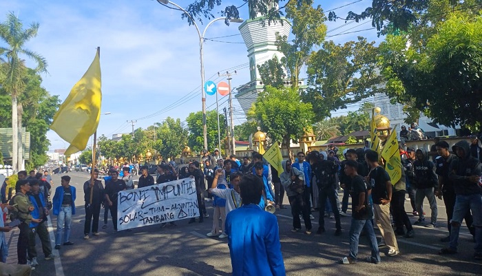 Massa Pergerakan Mahasiswa Islam Indonesia atau PMII demo di depan Kantor Bupati Bone, Jumat, 24 Oktober 2025.