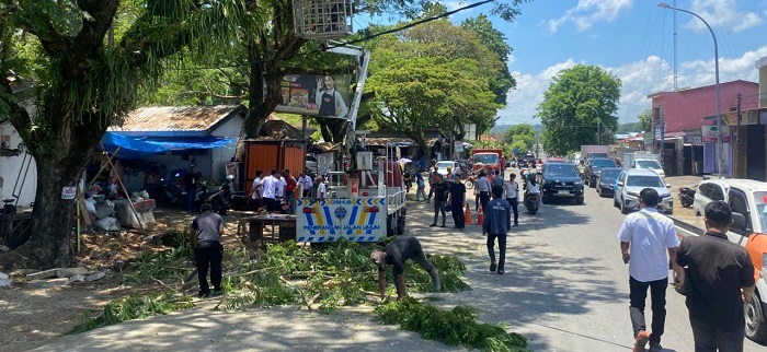 Pemkab Sinjai tata kawasan Pasar Sentral dengan menurunkan petugas gabungan, Rabu (15/10/2025). Mereka berkolaborasi wujudkan kawasan modern