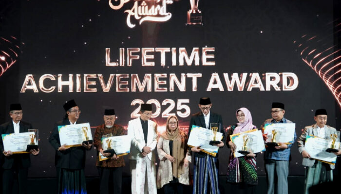 KH Ambo Dalle, KH Ali Yafie dan Bupati Bantaeng Terima Pesantren Award