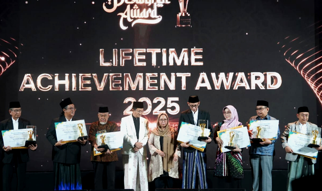 KH Ambo Dalle, KH Ali Yafie dan Bupati Bantaeng Terima Pesantren Award dalam rangka Hari Santri Nasional 22 Oktober 2025