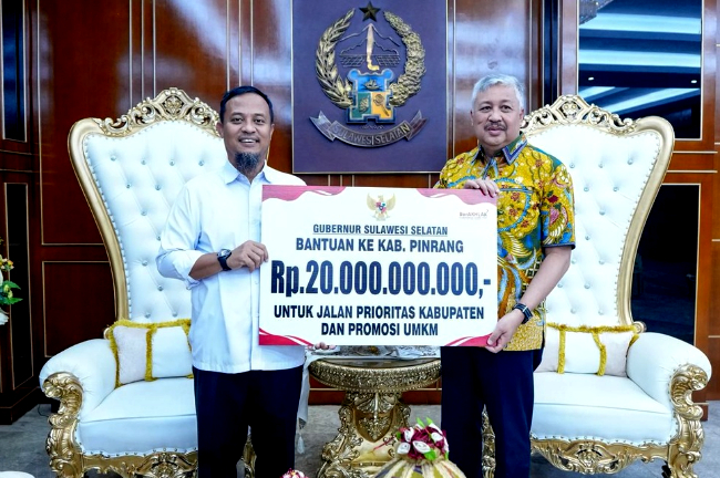 Pinrang Dapat Kucuran Rp 20 Miliar dari Pemprov yang diserahkan Gubernur Sulsel Andi Sudirman Sulaiman kepada Bupati Pinrang