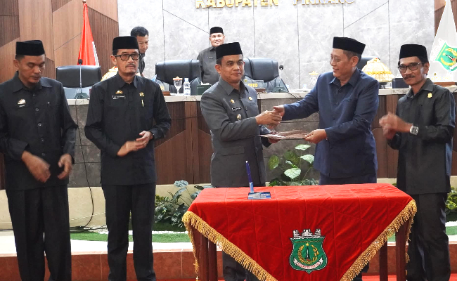 DPRD Pinrang Setujui Ranperda Pembantukan Bapenda pada rapat peripurna berlangsung di DPRD Pinrang, Jumat (17/10/2025)