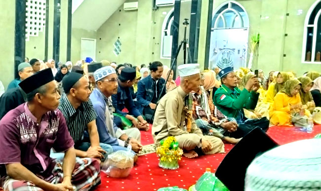 Masjid Jami Nurul Khaerat Lerang Lerang Pinrang Peringati Maulid dirangkaikan dengan penyaluran bantuan dari Baznas Pinrang