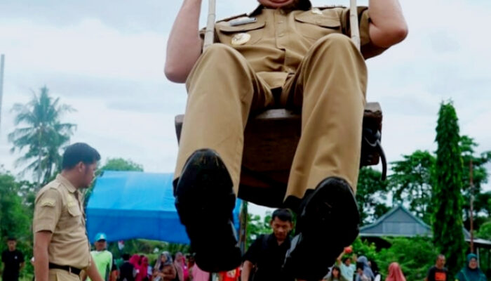 Hadiri Pesta Panen, Bupati Pinrang Uji Nyali Bermain Mattojang