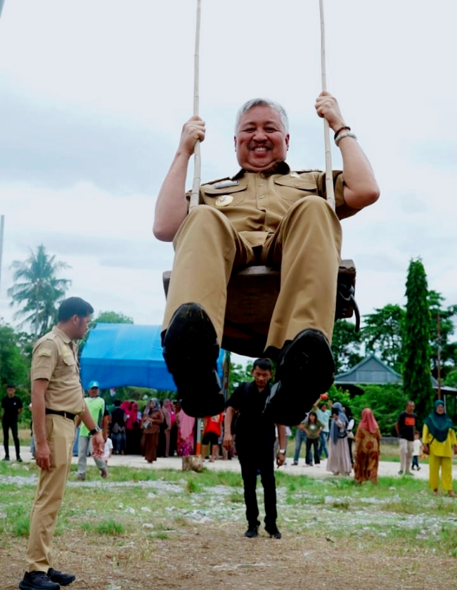 Hadiri Pesta Panen, Bupati Pinrang Uji Nyali Bermain Mattojang di Desa Padangloang, Kecamatan Patampanua, Senin (24/11/2025)
