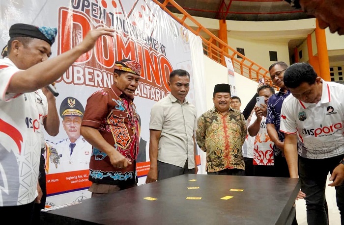 Gubernur Kalimantan Utara, Zainal Paliwang buka turnamen domino Piala Gubernur Kaltara berhadiah total Rp200 juta.