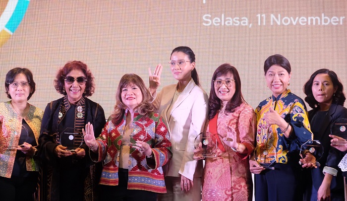 Direktur FIFGROUP, Esther Sri Harjati raih Women in SDGs Action Award 2025 dari Bisnis Indonesia atas kontribusi dalam literasi keuangan