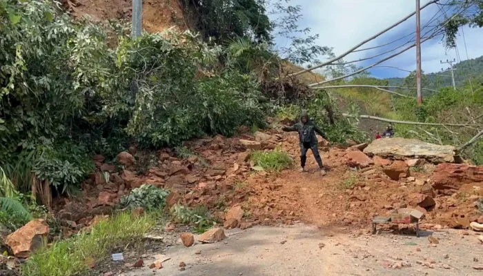Longsor Latuppa Putus Jalur Poros Palopo – Bastem