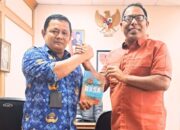 Founder K-Apel Serahkan Buku Antologi Koordinat Rasa kepada Kepala Deputi Bidang Tata Kelola Kearsipan Nasional di ANRI